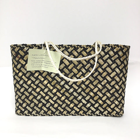 Kete Whakairo 'Paekakariki' (Contemporary Tile pattern)